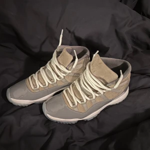 Jordan 11 cool gray  - Storlek 44. Sjukt feta sneakers till våren. Pris 1100 kan gå ner i pris vid en snabb och smidig affär. Tvättar dem rena innan den kommer till köparen. 