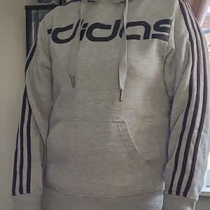 Adidas tröja - Säljer denna adidas tröjan i fint skick köpt ifrån adidas. köparen står för frakten 💕📦