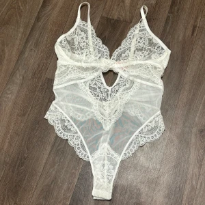 Spets body  - Från hunkemöller, storlek S! 