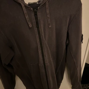 Stone island  - Hej, säljer denna Hoodie då den inte lägre passar mig, finns det någon fundering är det bara att kontakta mig😀