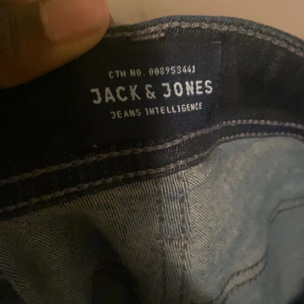 Säljer dom här Jack and Jones jeans pga passar inte mig längre och är använd ett par gånger, de är i bra skick!. Jeans & Byxor.