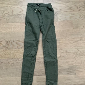 Skinny jeans - H&M - Stuprörsjeans ifrån H&M, mycket bra skick då de knappt är använda 😊storlek 32