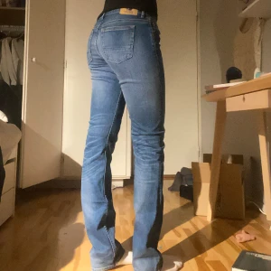 Lågmidjade flared jeans - Lågmidjade flared jeans. Sitter mer som straight än flare. Midjemåttet: 37 cm rakt över Innerbensmåttet: 83 cm Längd på hela: 106 cm