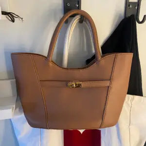 Fin brun väska som är lite polene Paris inspirerad.