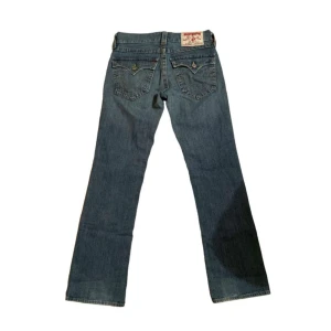 True Religion Jeans - jättefina trueys i storlek 29 modell rickys😍 passar low waist å bootcut🧚‍♀️skicket är perfekt, har inte märkt nå skador🗽bara å skriva för mått!🧶🧶 följ å kolla in min profil oxåå för lägger upp mycke liknande🌟💛