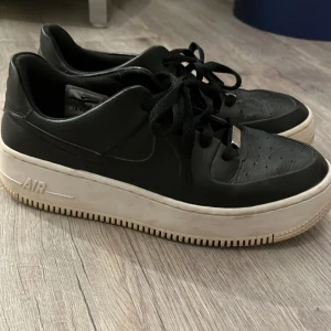 Svarta airforce  - säljer ni mina fina svarta airforce i stl 40 (25,5cm) som inte är använda mycket alls. Hör av er vid frågor!