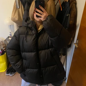 Svart jacka  - Svart tjock jacka! Storlek L (för att sitta oversized). Använd under denna vintern, sparsamt. Inga skador osv. 
