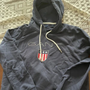 Mörkblå Hoodie Gant - Mysig mörkblå Hoodie från Gant Storlek L 100:- exkl. frakt