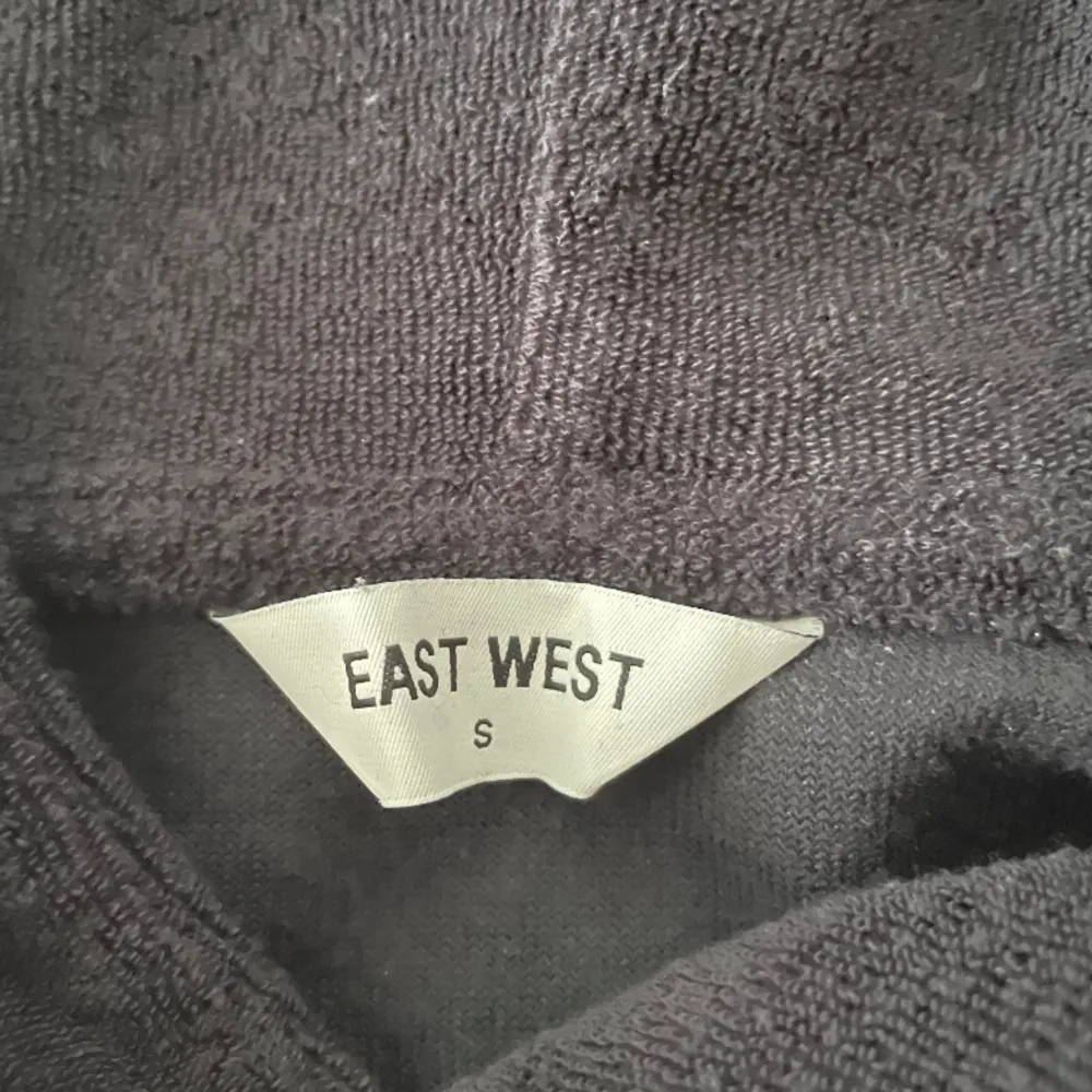 Säljer en East West frotté hoodie i storlek S. Tröjan är i nyskick jag har användt den 1 gång.. Hoodies.