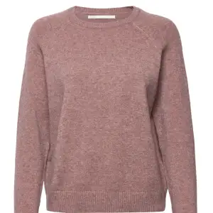 Säljer denna jättefina rosa stickade tröjan ifrån only, bara använd 1 eller 2 gånger🩷 originalpris 400
