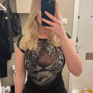 Tiger T-shirt  - T-shirt med tiger på. Supercool och nyskick!