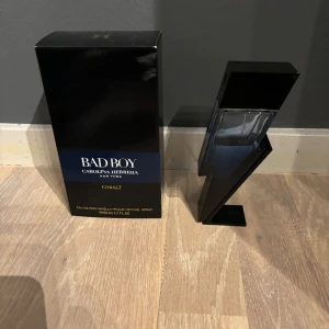 Bad boy carolina herrera cobalt 50 ml - Hej säljer min bad boy cobalt som är (50ml) men som är kvar 40 ml. Ny pris 800 kr skriv dm om fler frågor