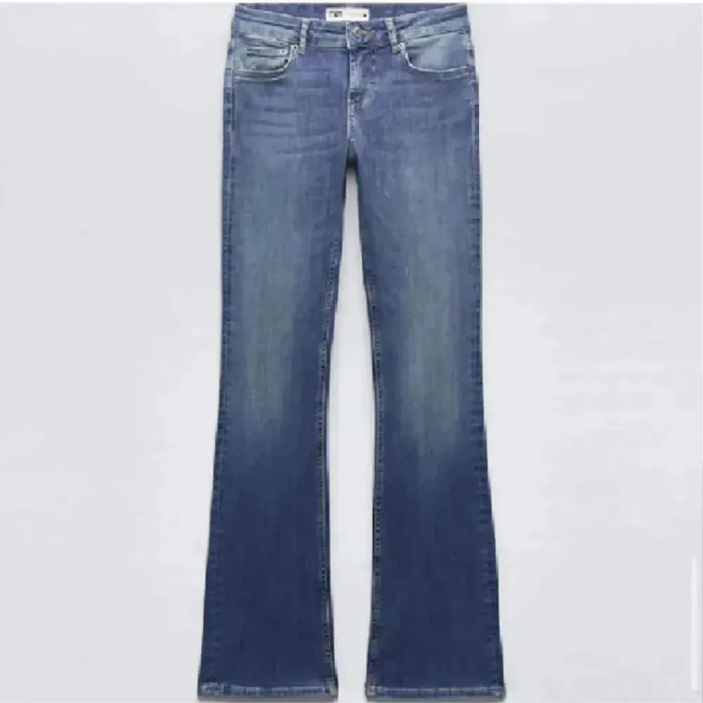 Säljer mina super fina populära zara jeans då de är för stora för mig, superfint skick. Jeans & Byxor.