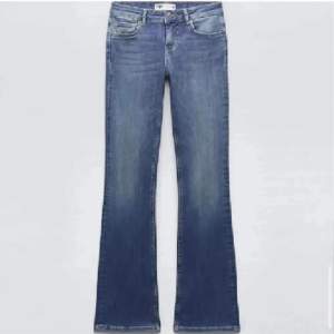 Säljer mina super fina populära zara jeans då de är för stora för mig, superfint skick