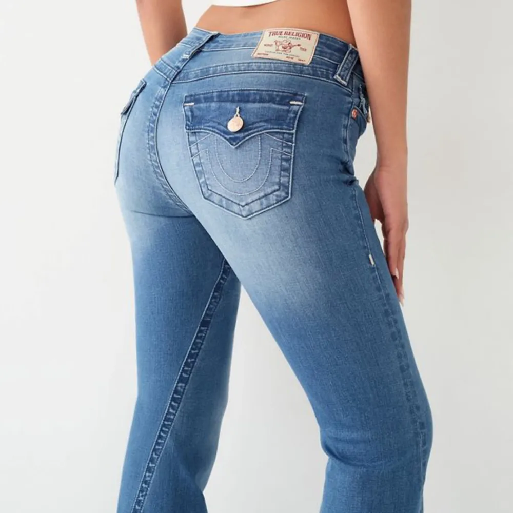 Säljer mina true religion jeans då dom är lite för stora för mig så kommer inte till användning! 🔥 köpt för 1500kr. Jeans & Byxor.
