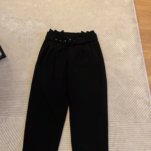 Kostymbyxor  - Kostymbyxor med matchande skärp. Strl 34/32