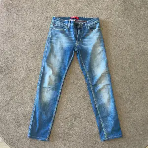 Super snygga Hugo Boss jeans i storlek 29/32 men de är små i storleken så de  motsvarar ungefär en 164 i barnstorlek. Passar för dig som har xs i herr storlek. Skick 9/10. Köpta för 2000 kr. Självklart äkta! Tveka inte på att höra av dig vid frågor!