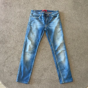 Hugo Boss Jeans - Super snygga Hugo Boss jeans i storlek 29/32 men de är små i storleken så de  motsvarar ungefär en 164 i barnstorlek. Passar för dig som har xs i herr storlek. Skick 9/10. Köpta för 2000 kr. Självklart äkta! Tveka inte på att höra av dig vid frågor!