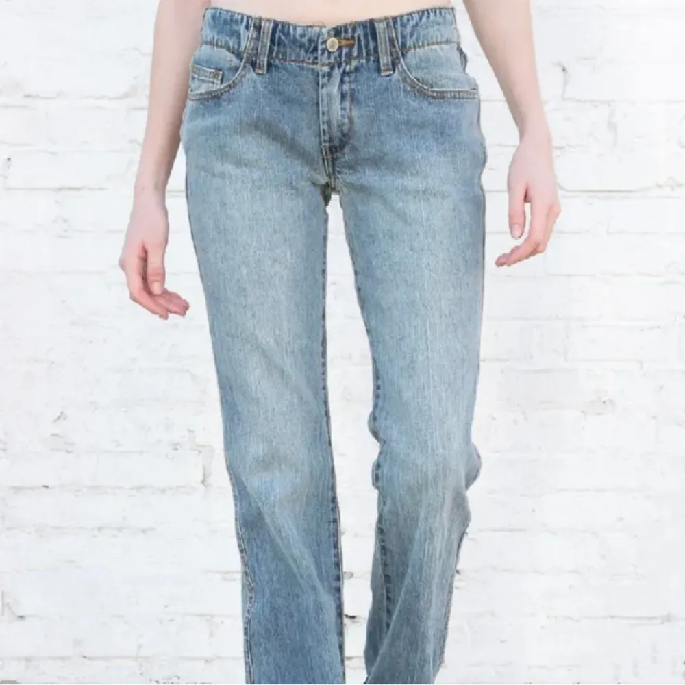 Jättesnygga brandy jeans, tyvärr förstora för mig💗 endast ett litet hål (se bild 3) annars bra skick💗 skriv vid frågor . Jeans & Byxor.