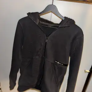 En svart sailracing zip hoodie storlek 170 knappast använd 