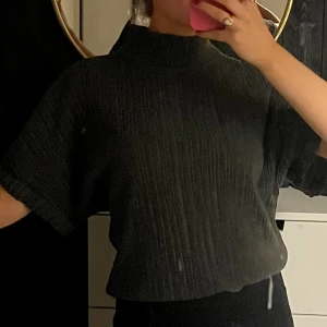 Tröja med textur - Mörkbrun polo t-shirt, oversized, med textur i