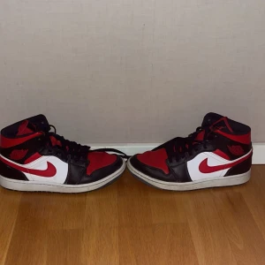 Jordan 1 mid  - Säljer mina skor då de inte kommer till användning. Hyfsat skick se bilderna och skicka om ni behöver fler bilder. Kvitto finns samt refs från tidigare affärer. Vill få sålt de snabbt så säljer för endast 200kr +frakt. Nypris just nu ligger på 2000+