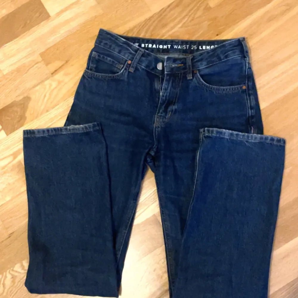 Mörkblåa straight lowwaist jeans. Sitter mera som midwaist på mig. Köptes för 500kr på bikbok. Storleken är L30 W25. Köpare står för frakten . Jeans & Byxor.