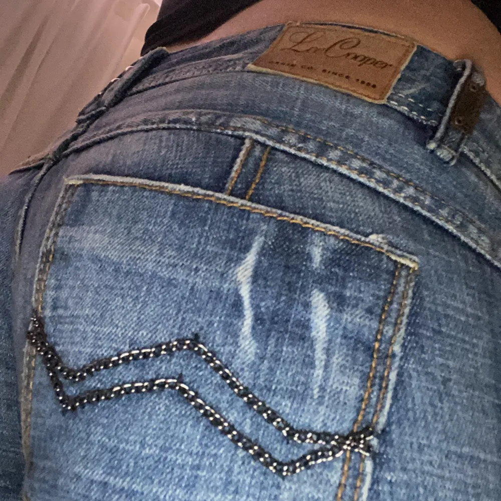 Lågmidjade jeans från Lee Cooper🤍 skitsnygga, storlek 26 men passar på mig då jag har 32-34. Priset är förhandlingsbart 🤍. Jeans & Byxor.