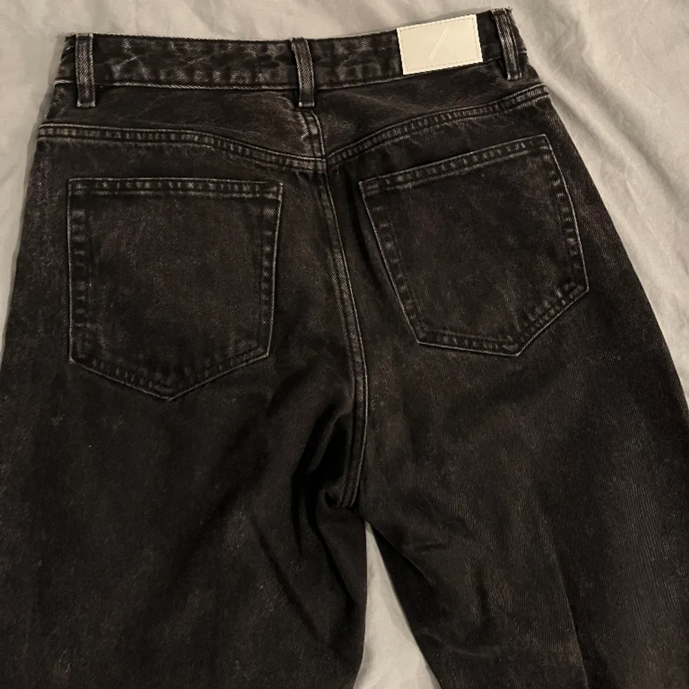 Svarta jeans köpt från Carlings i bra skick. Storleken är M är straightleg i passform men är lite baggy skulle jag säga. Är 162 cm och de är lite långa för mig. Frakt ingår ej.. Jeans & Byxor.