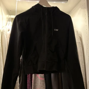 Hoddie - Zip hoddie från ICIW. Nypris 699kr