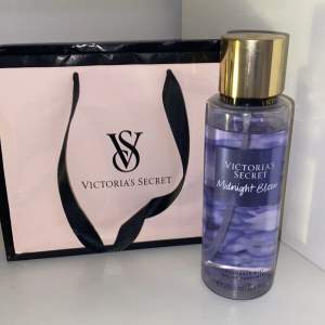 Knappt använd Victoria’s Secret bodymist🤍Luktar jättegott, 250ml. Priset är förhandlingsbart, precis som alla andra annonser på min sida