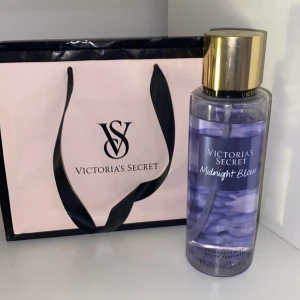 Victoria’s secret Parfym - Knappt använd Victoria’s Secret bodymist🤍Luktar jättegott, 250ml. Priset är förhandlingsbart, precis som alla andra annonser på min sida
