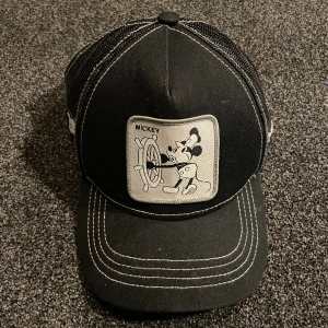 Trucker keps Musse Pigg - En riktig najs keps med Musse Pigg invaderad. Knappt använd och set ut som ny! 