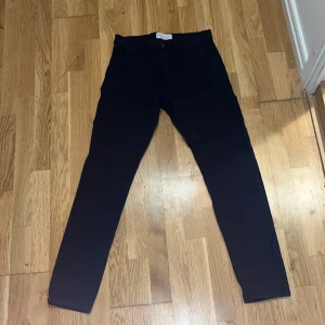 Shaping New Tomorrow Byxor, Slim - 32/32 Nyskick Länk till vara: https://shapingnewtomorrow.se/products/classic-pants-regular-marine-blue?variant=39544413913201&currency=SEK&gad_source=1&gclid=EAIaIQobChMIspfimIqkhAMVk1CRBR2nfQAJEAQYBCABEgIhBfD_BwE 