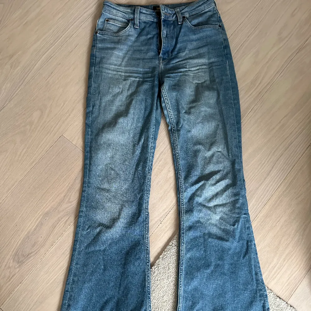 Sköna och stretchiga Lee jeans, har tyvärr råkat ta sönder ena öglan på jeansen . Jeans & Byxor.