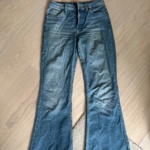 Lee byxor - Sköna och stretchiga Lee jeans, har tyvärr råkat ta sönder ena öglan på jeansen 