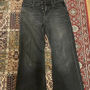 Acne studios loose jeans - Acne studios loose bootcut 2021 jeans  Storlek 32/32 Använda ett par gånger och har knappt några synliga problem