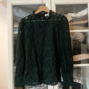 Spetsblus - Superfint skick! Frakt ingår ej. 🌻