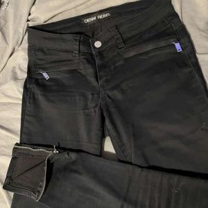 Lågmidjade jeans - Lågmidjade jeans med slits, rekommenderar till någon lite kortare, hör av vid frågor