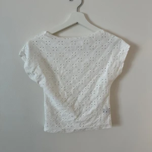 Topp med öppen rygg  - T-shirt med öppen rygg från Shein 