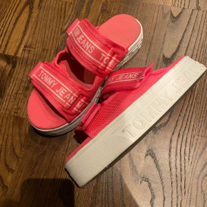 Tommy Jeans Flatform Sandals  - Nästintill helt nya, endast använda 2 gånger.. Storlek 39 men små i storleken så passar även en 38a.. 