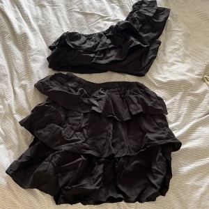 Set kjol och topp - Kjol och topp som är ett set. Knappt använt. Kjolen blir mindre ”puffig” när den är strykt. Storlek 34/36. 300kr för hela setet