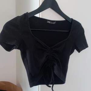 Säljer denna svarta croptop med snörning från zara. Bra att ha till tillfällen som fest osv. 