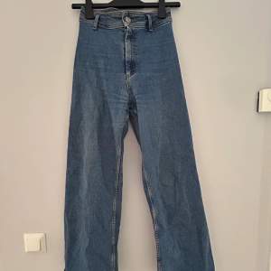 Högmidjade jeans från Zara i modellen Marine Straight 💙 