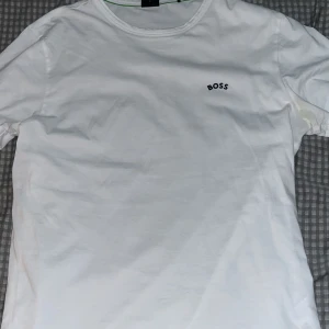 Boss t-shirt - Fräsch vit boss t shirt som ligger i utmärkt skick, köptes i somras men är bara använt ett fåtal gånger. Storleken är S men passar även M. Pris kan diskuteras vid snabbaffär 