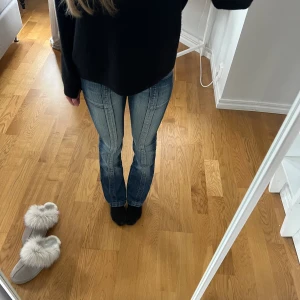 Lågmidjade bootcut jeans - Säljer dessa jeans som är köpta second hand i Bryssel💞 de är lågmidjade med jättesnygga detaljer. I jeansen står storlek 26/36💞 midjemått: 36 innerbenslängd: 82