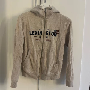 Lexington huvtröja - Äkta lexington huvtröja i ljus beige! Är i fint skick, säljer för att lagbundet riktigt får användning av den😊