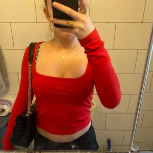 Röd Gina topp  - Storlek s och denna modellen säljs inte längre. 55kr plus frakt kan mötas i Skåne. ALDIRG ANVÄND 