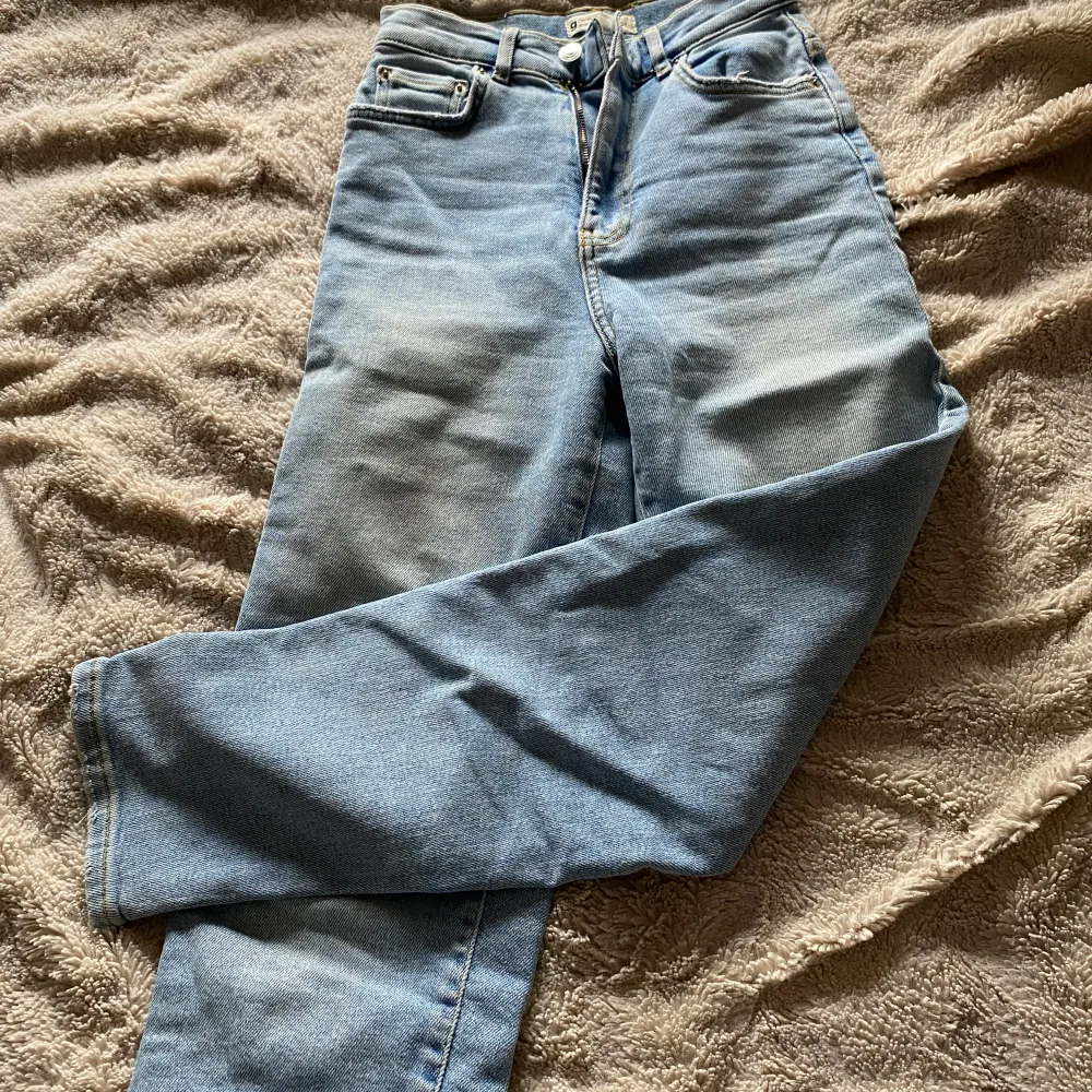 Blå jeans från Gina tricot i storlek i storlek 34 relativt nya i bra skick. Pris går att sänka.. Jeans & Byxor.