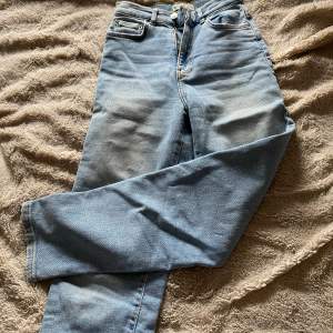 Blå jeans från Gina tricot i storlek i storlek 34 relativt nya i bra skick. Pris går att sänka.